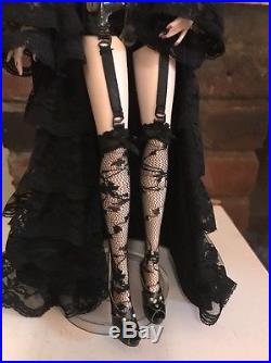 Tonner HALLOWEEN CONVENTION HAUNTING BREATHLESS DOLL WithOUTFIT Displayed and Mint