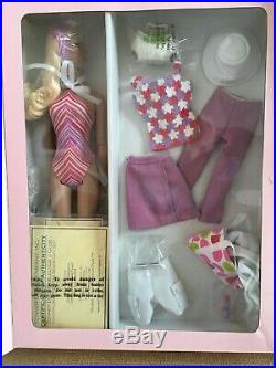 Tonner JANE ON THE BEACH DOLL GIFT SET 16 vinyl DOLL & OUTFITS + Stand NRFB+COA