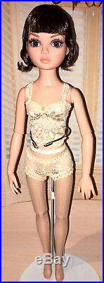 Tonner Just In Time Ellowyne With 5 Outfits Plus Lingerie Set