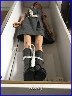Tonner Nancy Drew 17 vinyl Girl Detective Fashion DOLL Basic Sleuth + Stand, Box