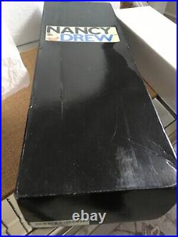 Tonner Nancy Drew 17 vinyl Girl Detective Fashion DOLL Basic Sleuth + Stand, Box