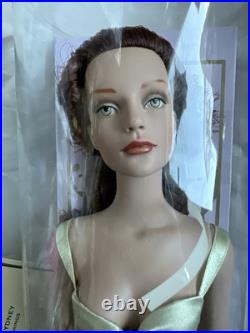Tonner TYLER WENTWORTH 2003 RTW ELEGANCE SYDNEY CHASE 16 FASHION DOLL NEW NRFB Tonner TYLER WENTWORTH 2003 RTW ELEGANCE SYDNEY CHASE 16 FASHION DOLL NEW NRFB