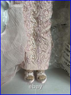 Tonner Tyler Wentworth 2001 Collection STANDING OVATION 16 Fashion Doll LE 1500 Tonner Tyler Wentworth 2001 Collection STANDING OVATION 16 Fashion Doll LE 1500