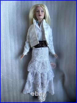 Tonner Tyler Wentworth 2002 SEVENTEEN Fashion Doll + FANTASTICALLY FRILLY OUTFIT