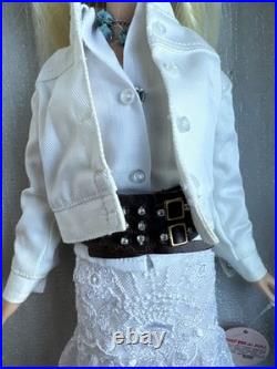 Tonner Tyler Wentworth 2002 SEVENTEEN Fashion Doll + FANTASTICALLY FRILLY OUTFIT