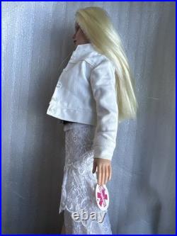 Tonner Tyler Wentworth 2002 SEVENTEEN Fashion Doll + FANTASTICALLY FRILLY OUTFIT