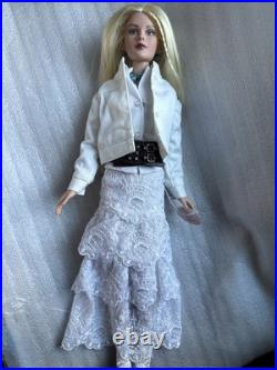 Tonner Tyler Wentworth 2002 SEVENTEEN Fashion Doll + FANTASTICALLY FRILLY OUTFIT