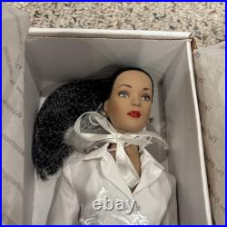 Tonner Tyler Wentworth 2004 Collection SIGNATURE STYLE BW BRUNETTE 16 DOLL NEW