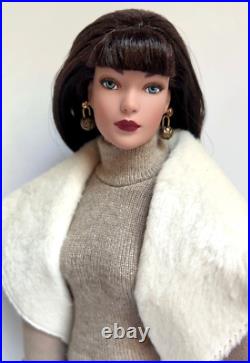 Tonner Tyler Wentworth Collection Look Of Luxe Doll Stand Outfit Box
