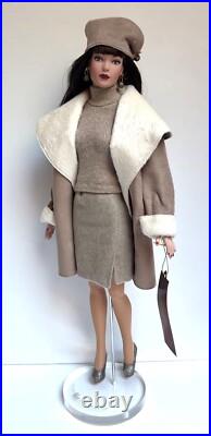 Tonner Tyler Wentworth Collection Look Of Luxe Doll Stand Outfit Box