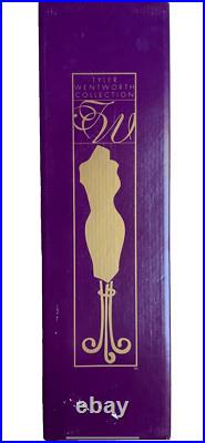 Tonner Tyler Wentworth Collection Look Of Luxe Doll Stand Outfit Box