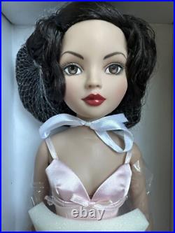 Tonner WILDE IMAGINATION 2006 ESSENTIAL ELLOWYNE BRUNETTE 16 FASHION DOLL NRFB Tonner WILDE IMAGINATION 2006 ESSENTIAL ELLOWYNE BRUNETTE 16 FASHION DOLL NRFB