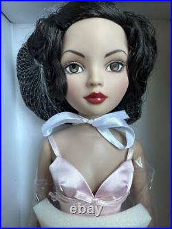 Tonner WILDE IMAGINATION 2006 ESSENTIAL ELLOWYNE BRUNETTE 16 FASHION DOLL NRFB Tonner WILDE IMAGINATION 2006 ESSENTIAL ELLOWYNE BRUNETTE 16 FASHION DOLL NRFB